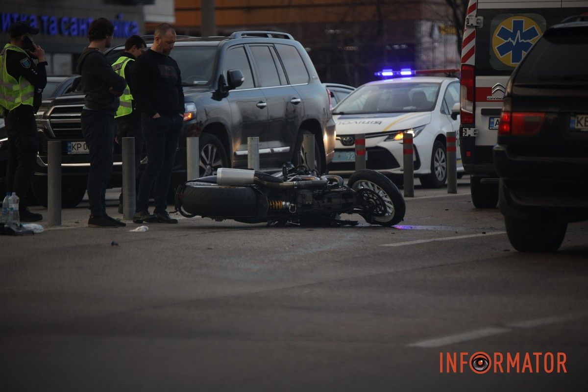 Мотоцкл зайняв одну зі смуг