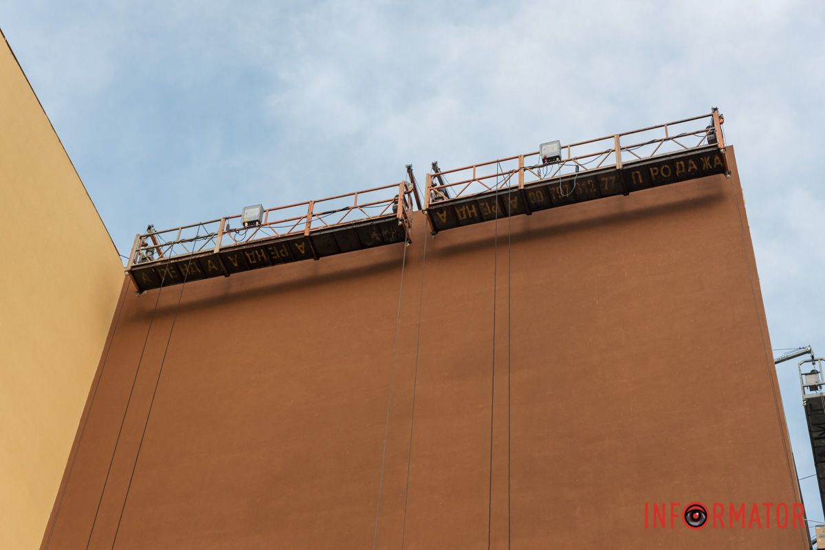 У Дніпрі на Калиновій почали відновлювати мурал “Дівчина з хлібцем і салом” 6