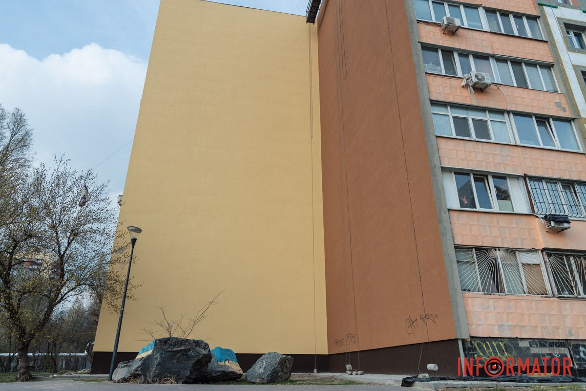 У Дніпрі на Калиновій почали відновлювати мурал “Дівчина з хлібцем і салом” 5