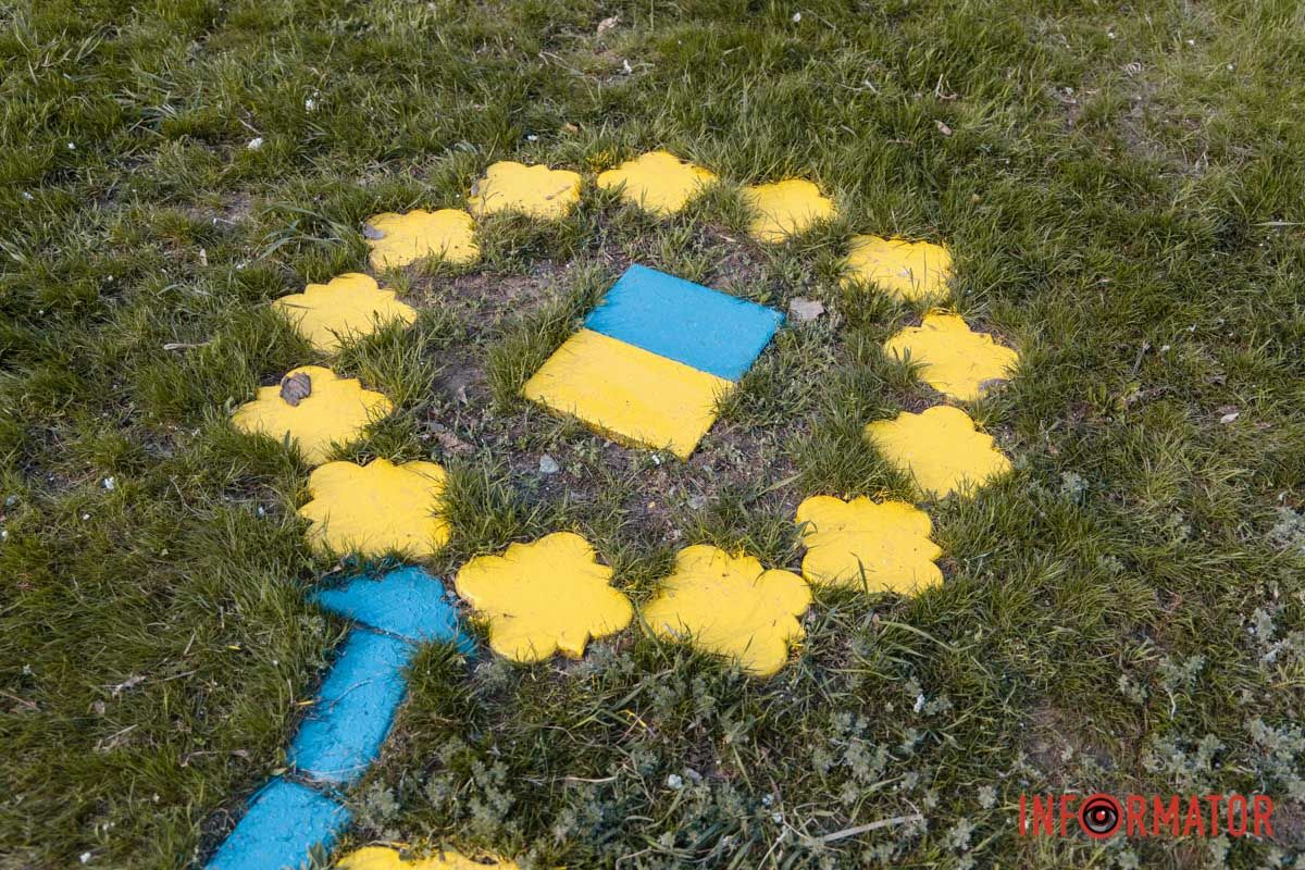 У Дніпрі на Калиновій привели до ладу патріотичний куточок 1