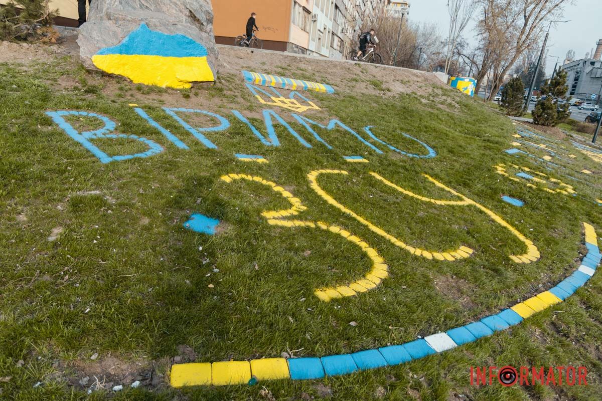 У Дніпрі на Калиновій привели до ладу патріотичний куточок 2