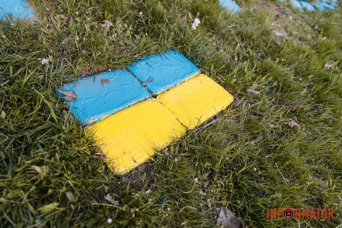 У Дніпрі на Калиновій привели до ладу патріотичний куточок 5