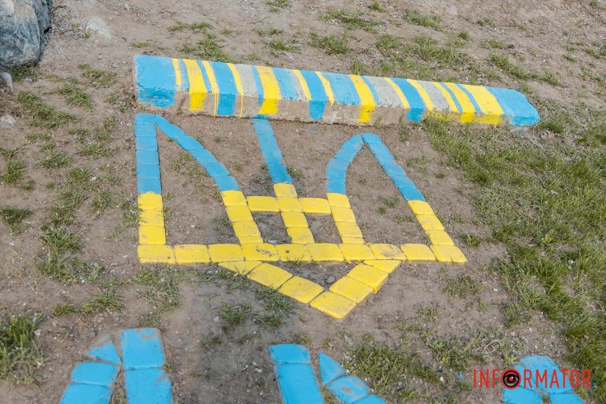 У Дніпрі на Калиновій привели до ладу патріотичний куточок 4