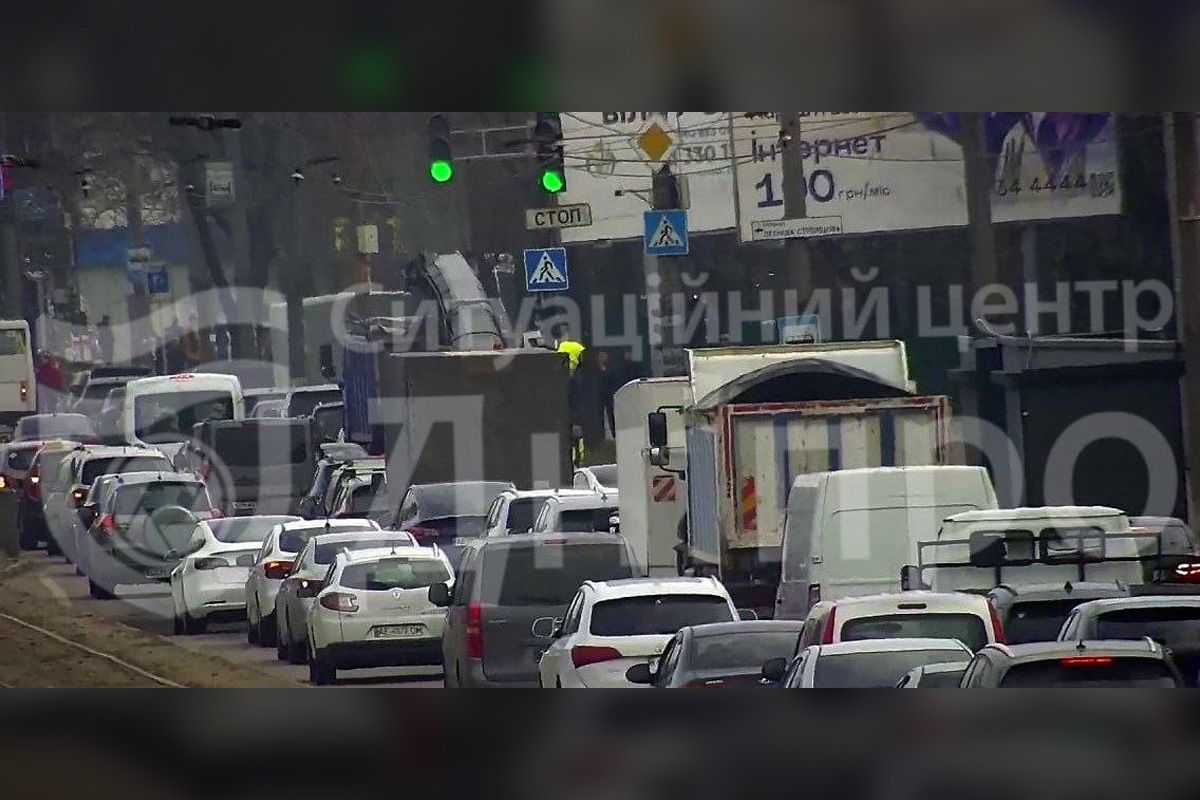 Мова йде про перехрестя з вулицею Олександра Щербакова