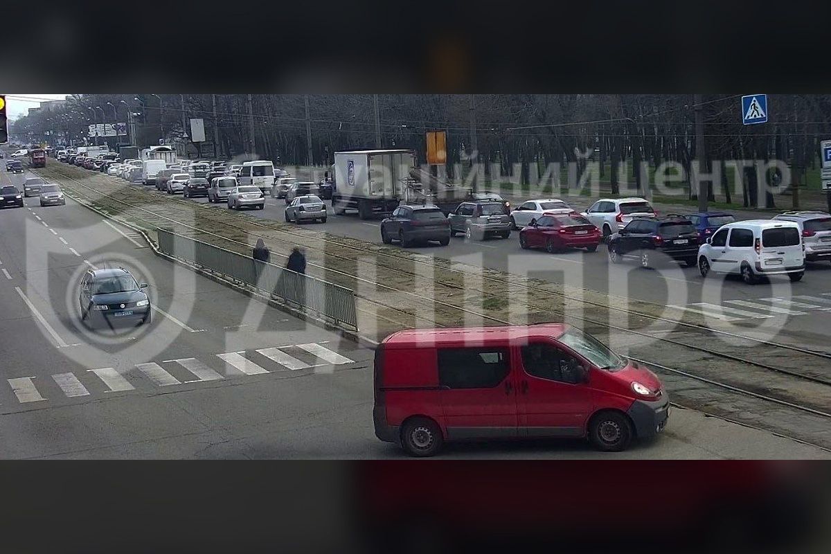 Там ремонтують дорожнє полотно