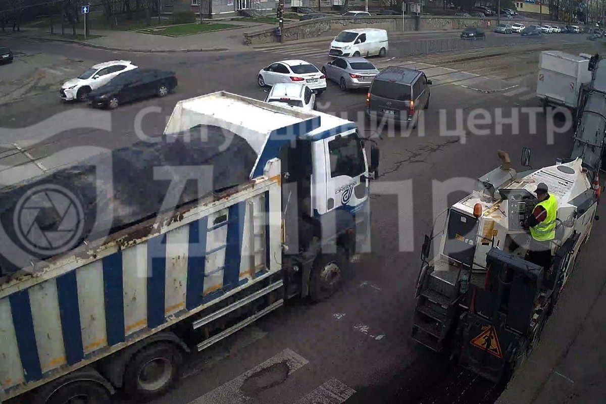 Вранці 3 квітня у Дніпрі на проспекті Богдана Хмельницького утворився затор