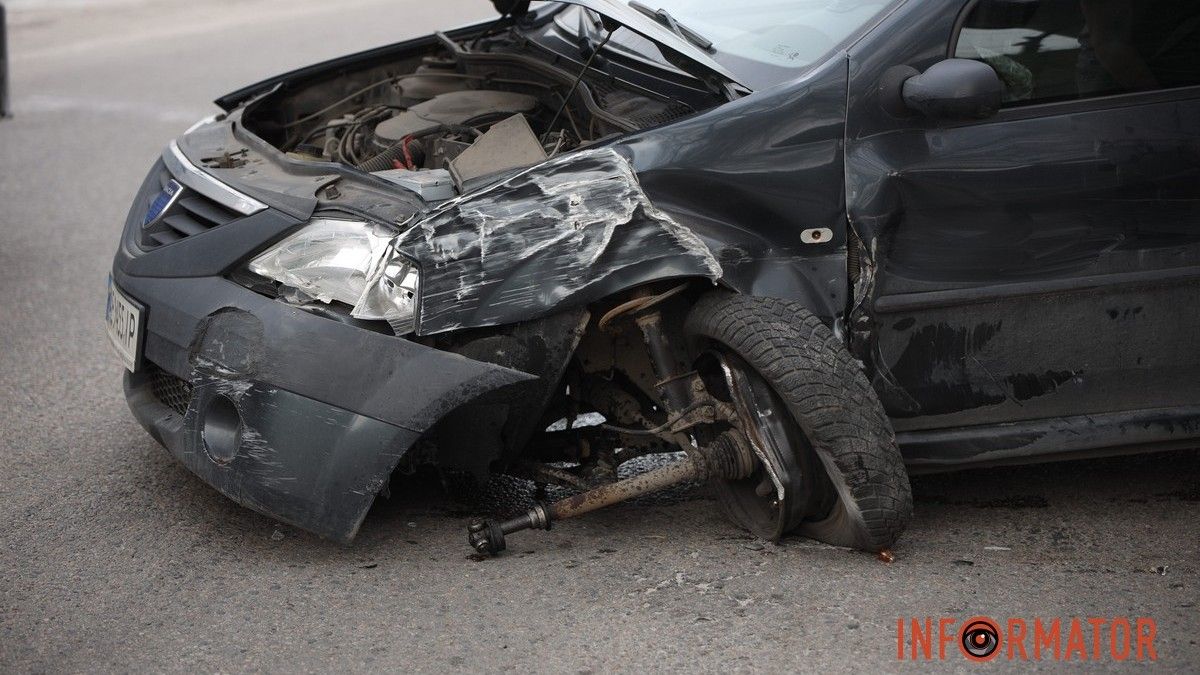 У Дніпрі на Січеславській Набережній зіткнулись Dacia та Renault: в однієї з автівок відірвало колесо