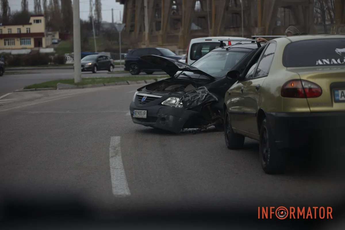 В Днепре на Сичеславской Набережной столкнулись Dacia и Renault: у одного из автомобилей оторвало колесо 1