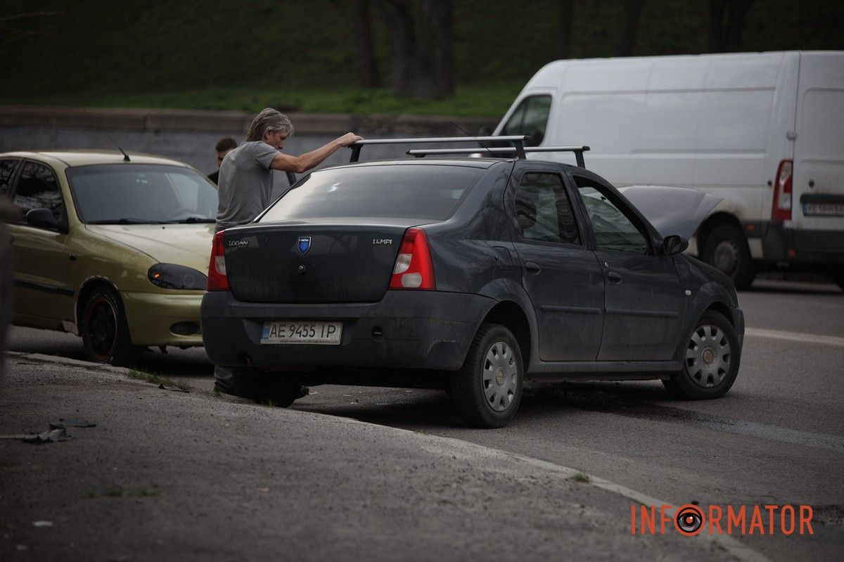 В Днепре на Сичеславской Набережной столкнулись Dacia и Renault: у одного из автомобилей оторвало колесо 2