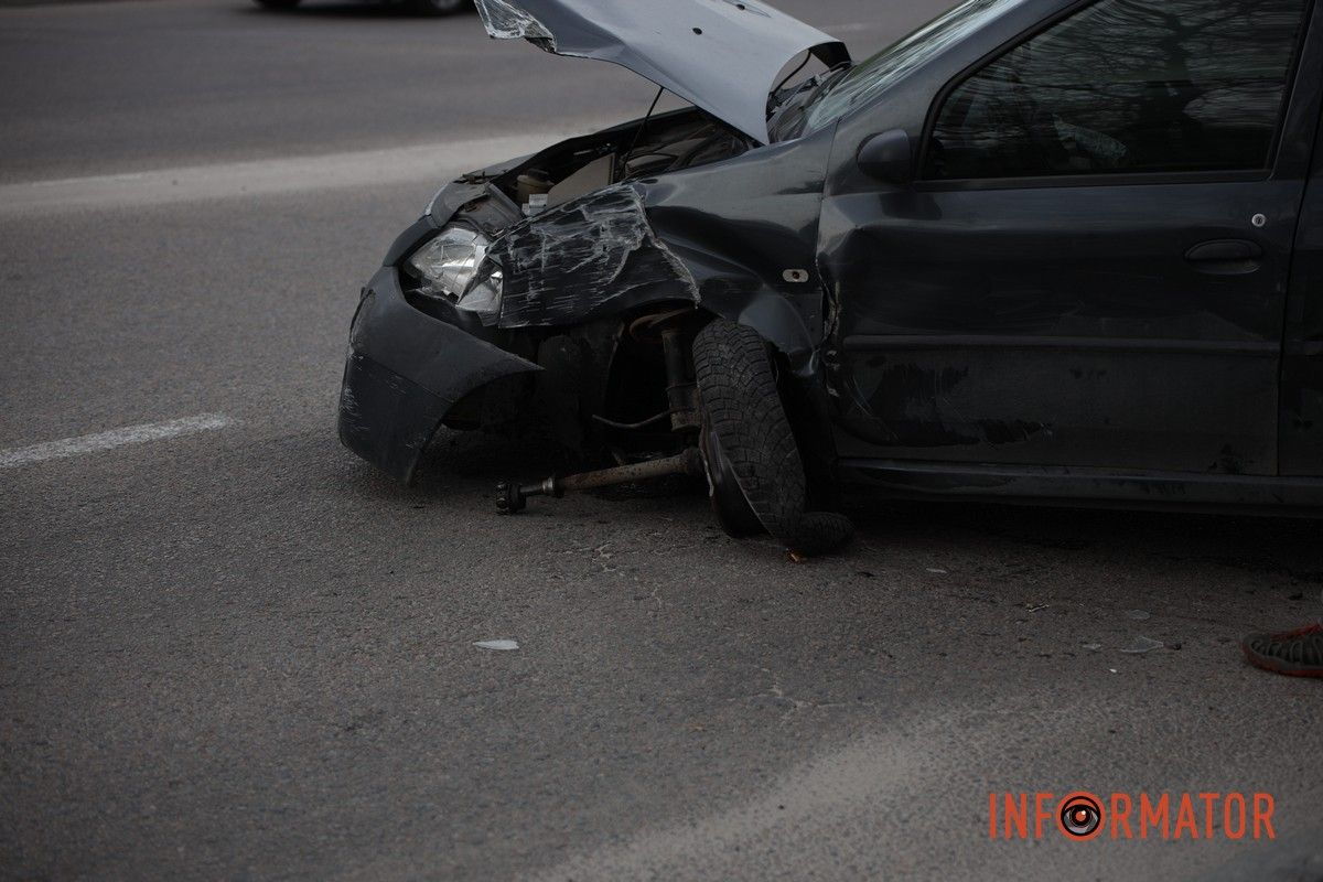 В Днепре на Сичеславской Набережной столкнулись Dacia и Renault: у одного из автомобилей оторвало колесо 7