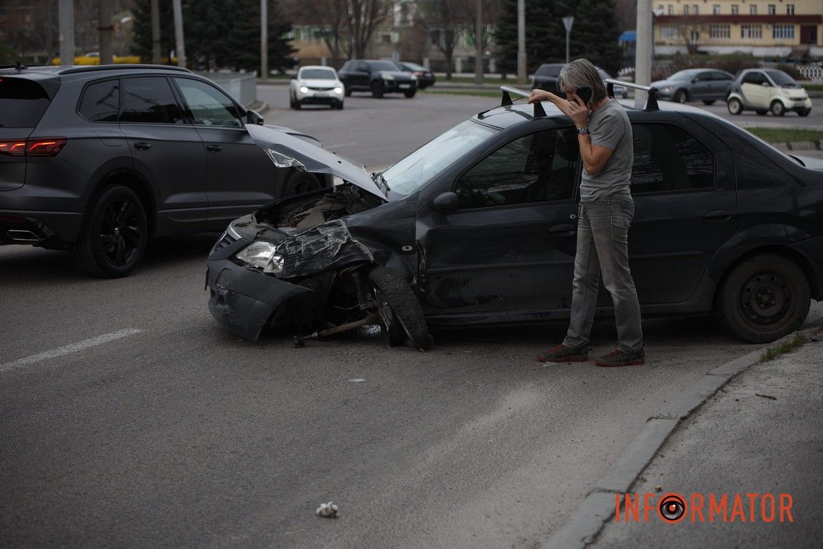 В Днепре на Сичеславской Набережной столкнулись Dacia и Renault: у одного из автомобилей оторвало колесо 5
