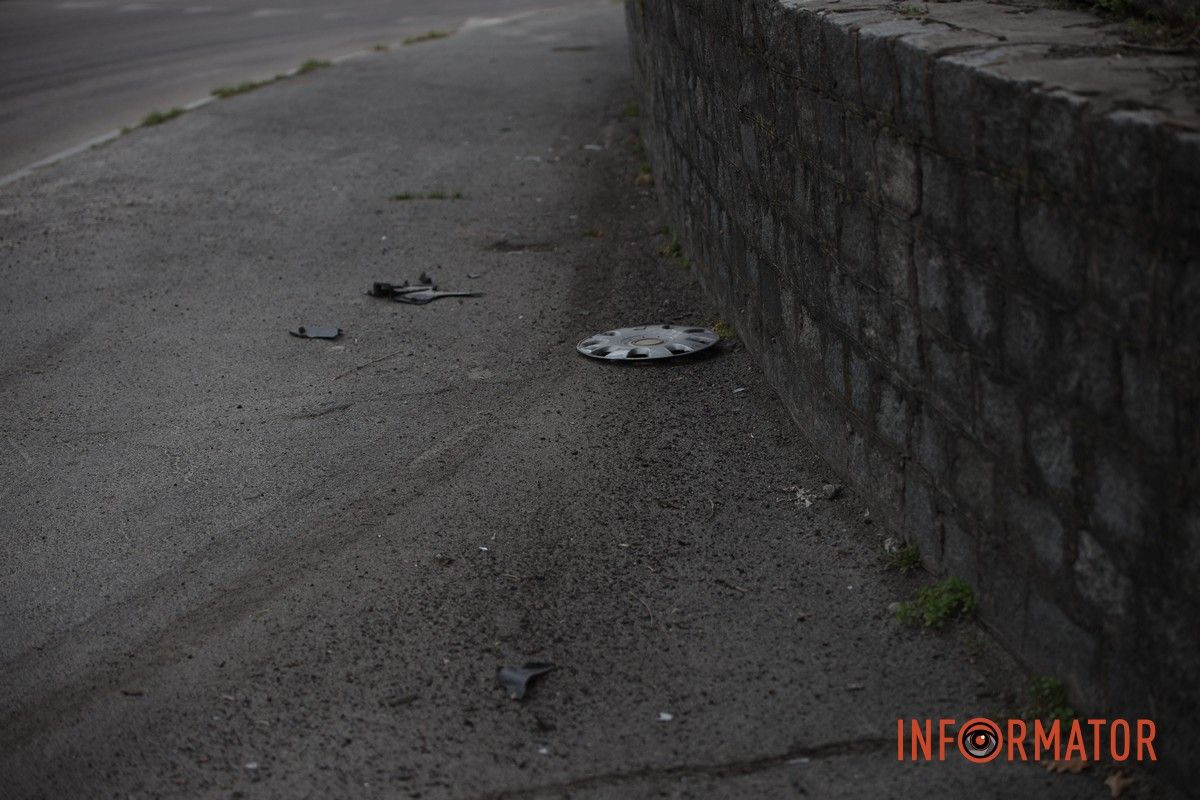 В Днепре на Сичеславской Набережной столкнулись Dacia и Renault: у одного из автомобилей оторвало колесо 4