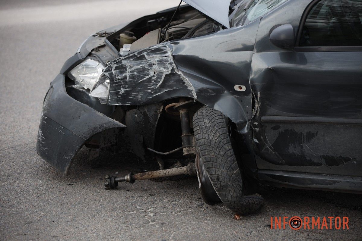 В Днепре на Сичеславской Набережной столкнулись Dacia и Renault: у одного из автомобилей оторвало колесо 3