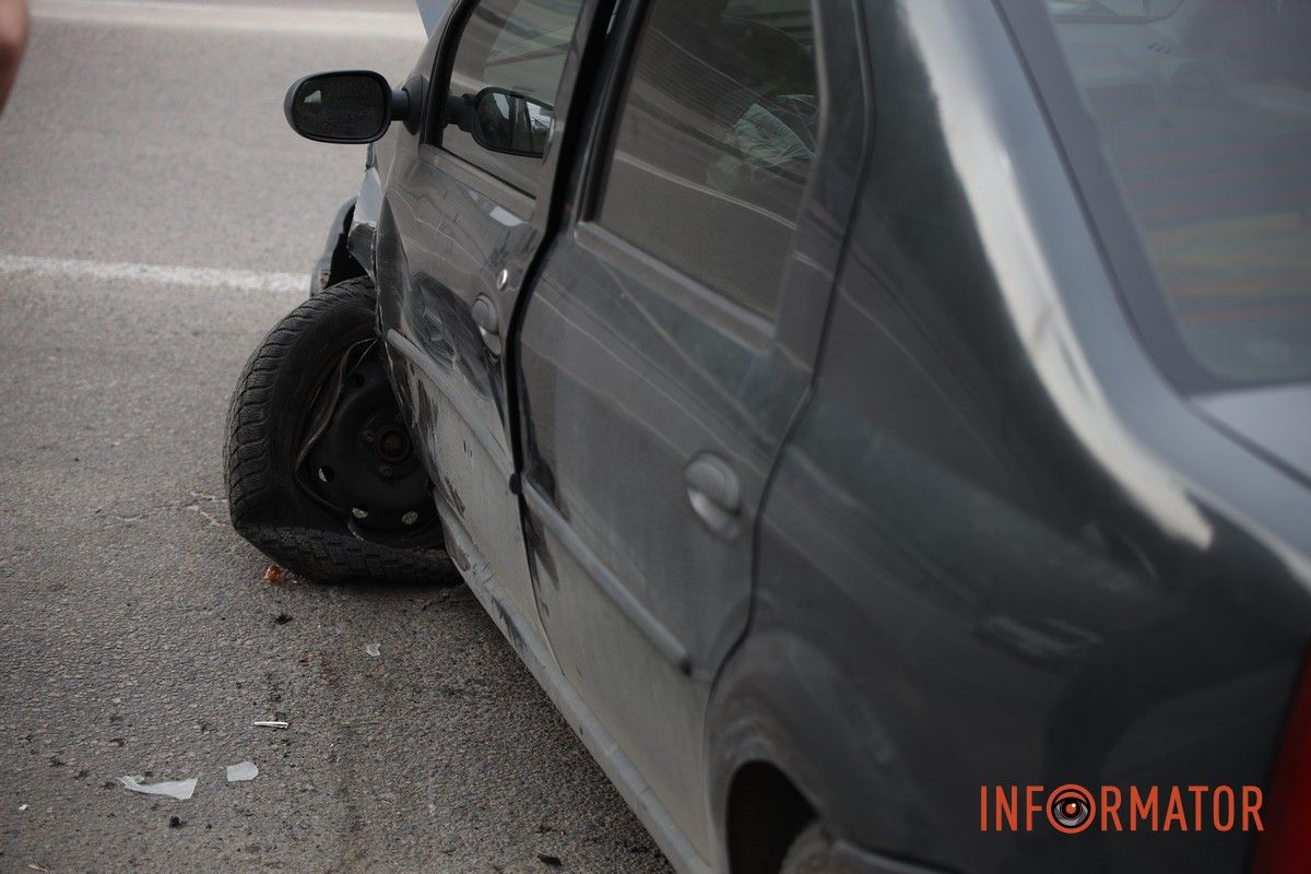 В Днепре на Сичеславской Набережной столкнулись Dacia и Renault: у одного из автомобилей оторвало колесо 6