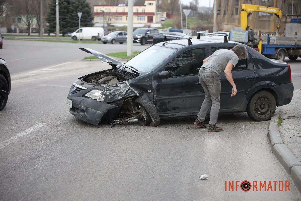 В Днепре на Сичеславской Набережной столкнулись Dacia и Renault: у одного из автомобилей оторвало колесо 8