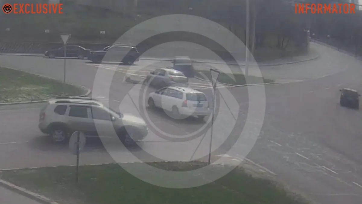 У Дніпрі на Січеславській Набережній після зіткнення з Renault Dacia відлетіла у парапет: відео моменту ДТП