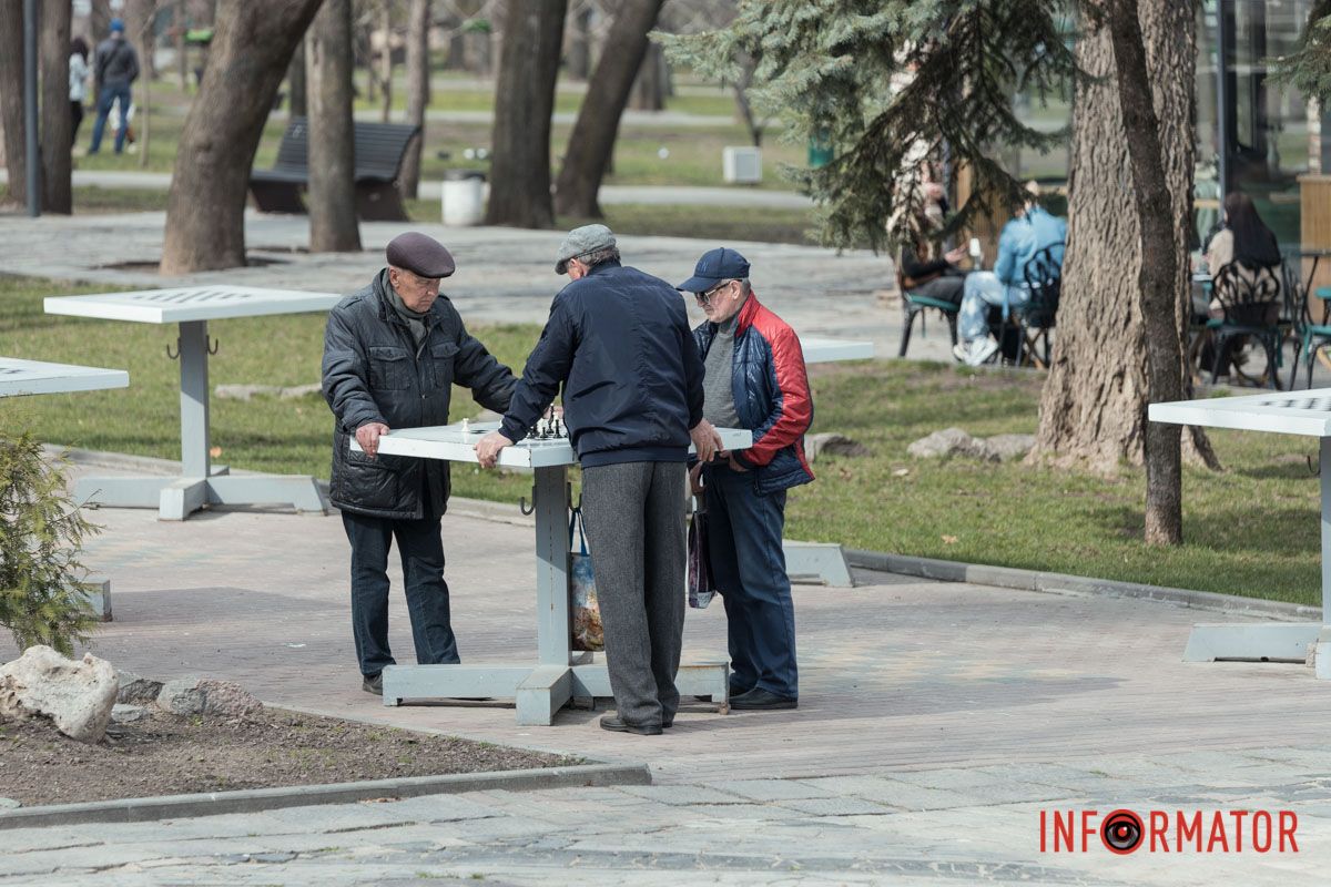 Справжнє цвітіння ще попереду: у Дніпрі весна завітала у парк Шевченка 1