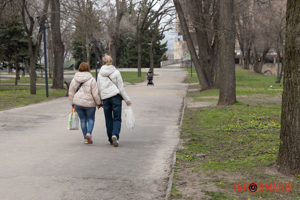 Справжнє цвітіння ще попереду: у Дніпрі весна завітала у парк Шевченка 6
