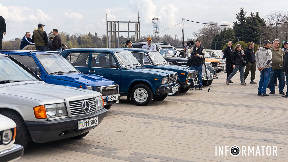 Alfa Romeo, Jaguar, Mercedes: у Дніпрі на Фестивальному виставили ретро-машини