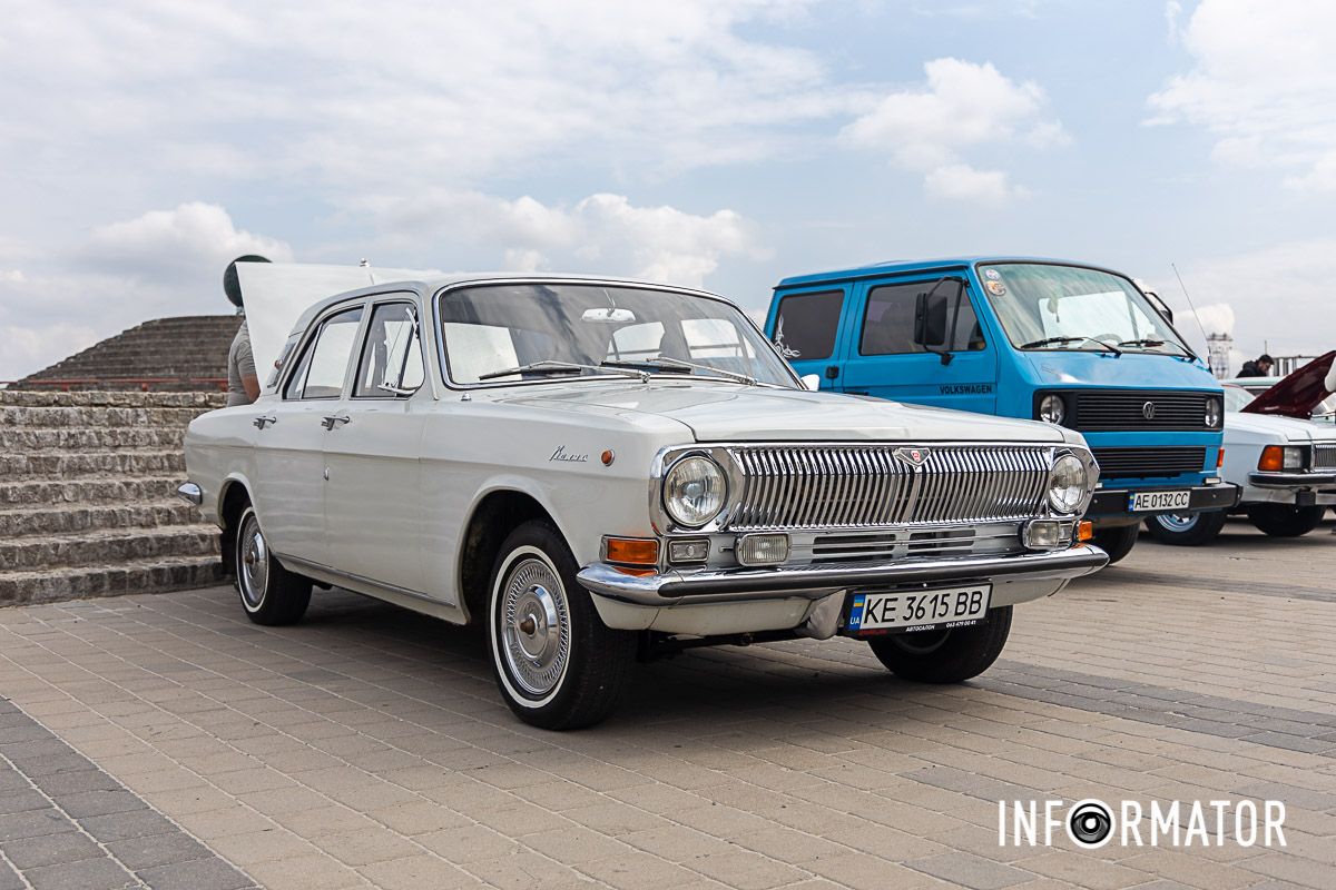 4 квітня на Фестивальному причалі у Дніпрі зібрались прихильники ретро-машин 4 квітня на Фестивальному причалі у Дніпрі зібрались прихильники ретро-машин