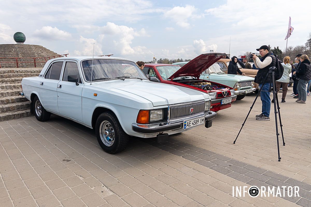 Тут можна було побачити машини різних марок Тут можна було побачити машини різних марок