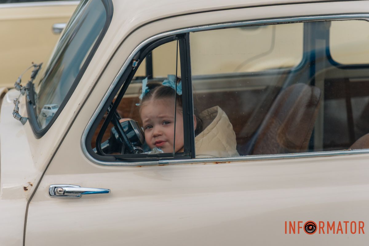 Малеча сиділа у салонах машин Малеча сиділа у салонах машин