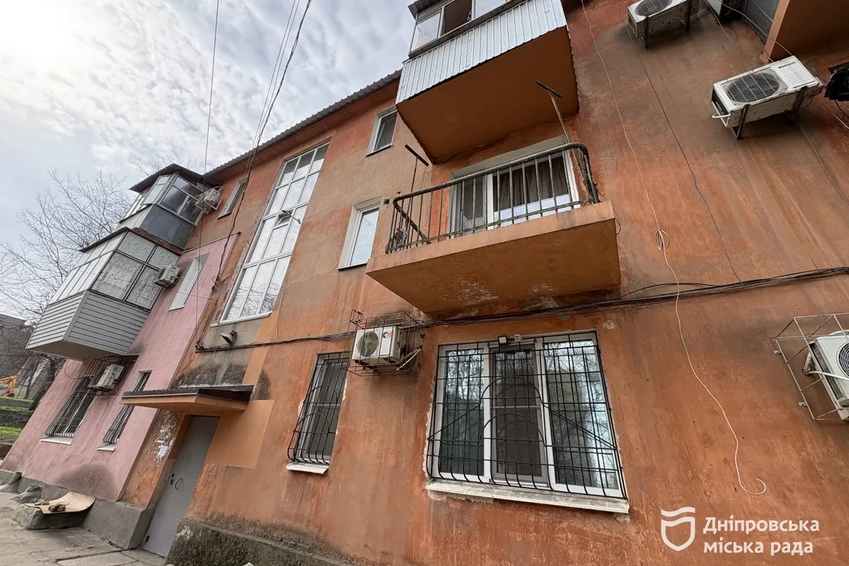 Триповерховий будинок на вулиці Костя Гордієнка, у якому чотири під’їзди, був пошкоджений під час ворожої атаки
