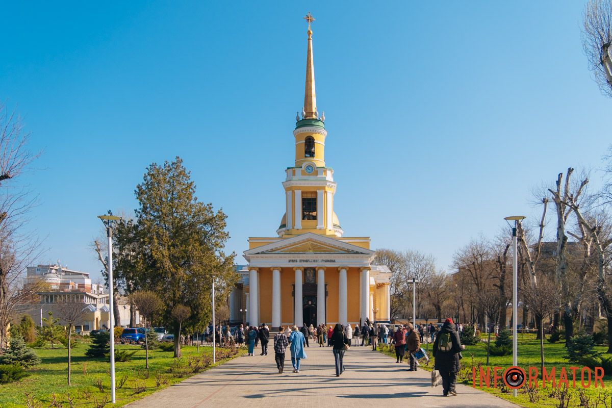 Информатор отправился в Спасо-Преображенский храм и сделал снимки того, как там освящали ветви вербы.