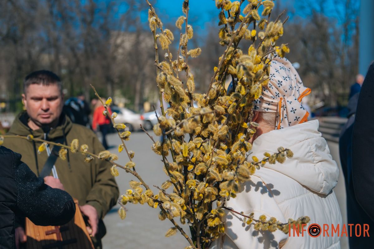Вместо листьев пальмы (с которыми когда-то встречали Иисуса Христа жители Иерусалима) в Украине в храмы приносят на освящение веточки ивы