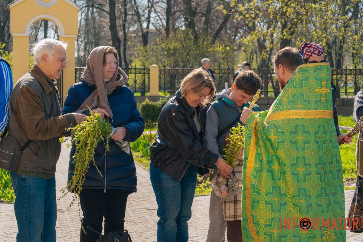 Священнослужители облечены в праздничные зеленые облачения