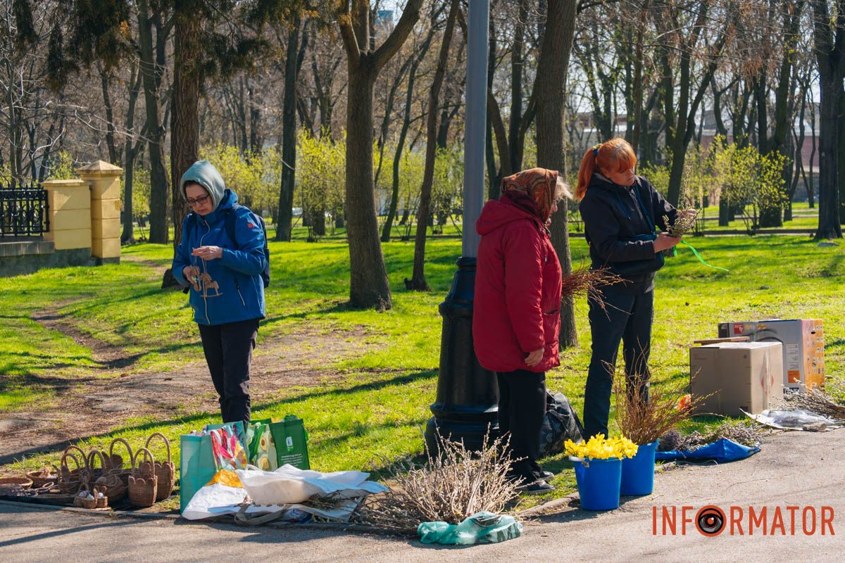 Иву продавали возле храма