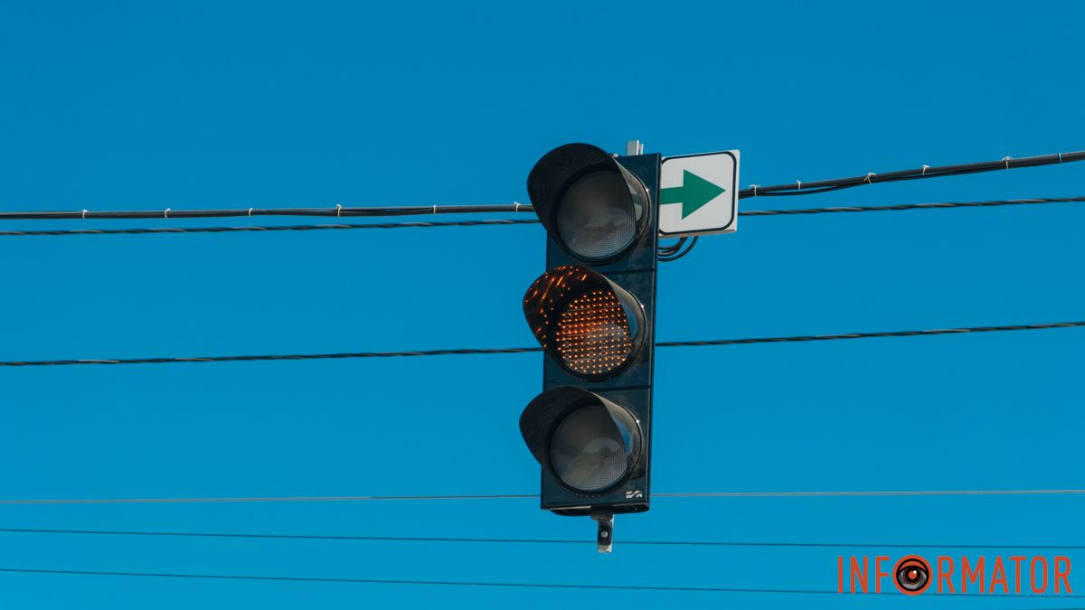 Допоможуть зменшити затори та ризики ДТП: на вулиці Калиновій у Дніпрі встановили нові світлофори