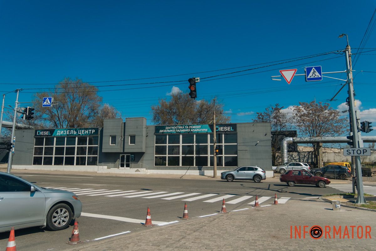 На об’єкті вже встановили десять світлофорів – шість транспортних і чотири пішохідних На об’єкті вже встановили десять світлофорів – шість транспортних і чотири пішохідних