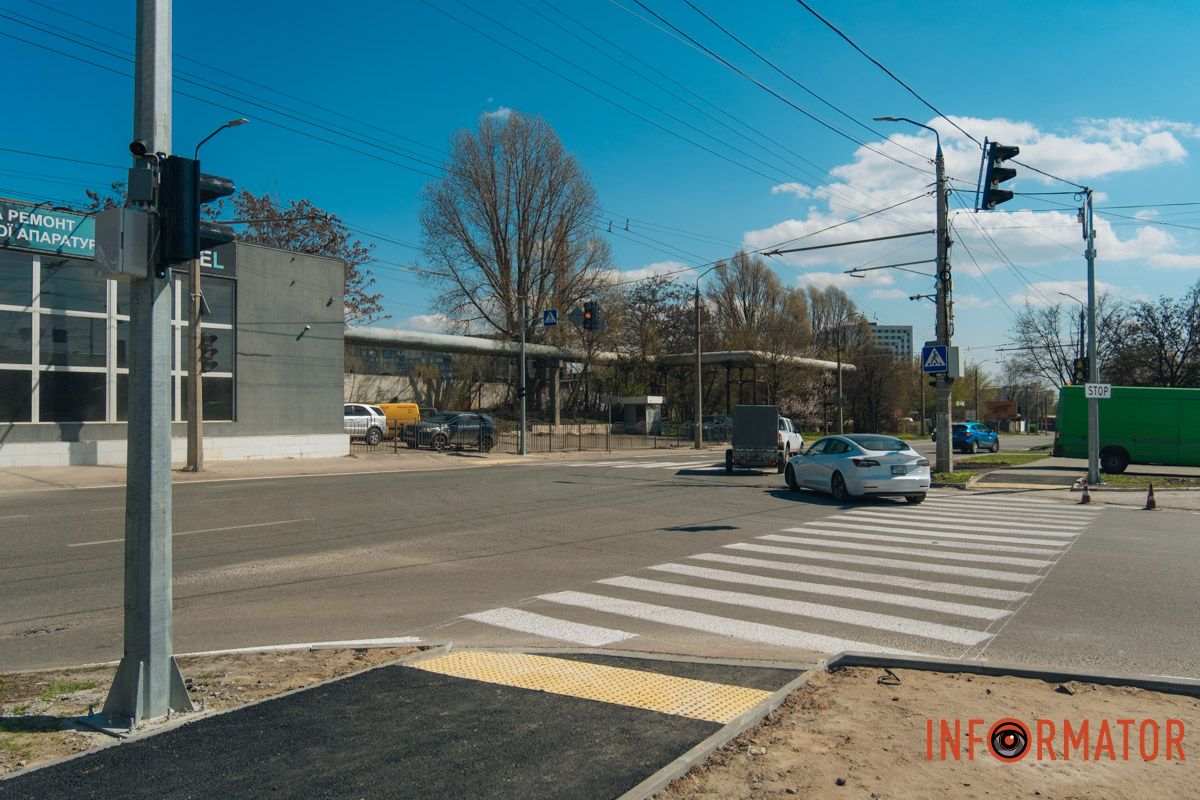 На перехресті облаштовують тактильну плитку та занижують пандуси для зручності маломобільних людей На перехресті облаштовують тактильну плитку та занижують пандуси для зручності маломобільних людей