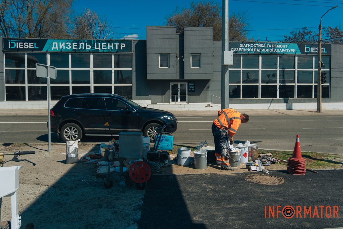 Його встановлюють для впорядкування руху транспорту та підвищення безпеки для водіїв і пішоходів Його встановлюють для впорядкування руху транспорту та підвищення безпеки для водіїв і пішоходів