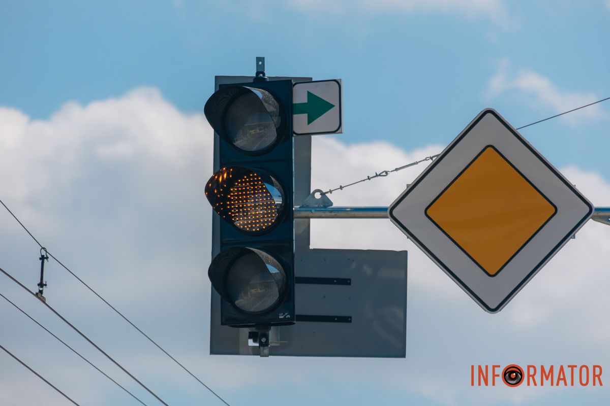 Новий світлофорний об'єкт має врегулювати транспортні потоки на вулиці Березинській і знизити рівень заторів. Новий світлофорний об'єкт має врегулювати транспортні потоки на вулиці Березинській і знизити рівень заторів.