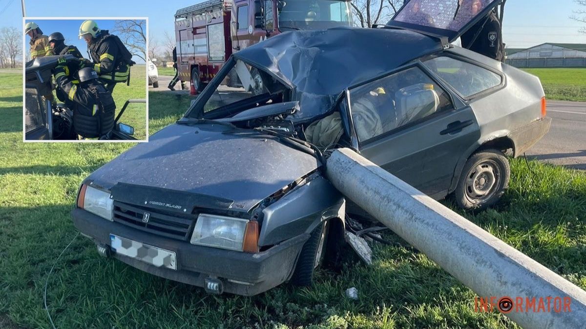 Водія затисло в автівці: у Дніпропетровській області ВАЗ врізався в залізобетонну опору