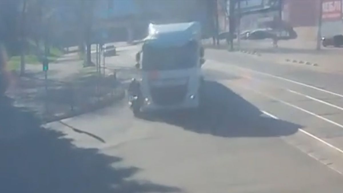 У Кам'янському на проспекті Шевченка DAF зніс мотоцикліста: відео моменту