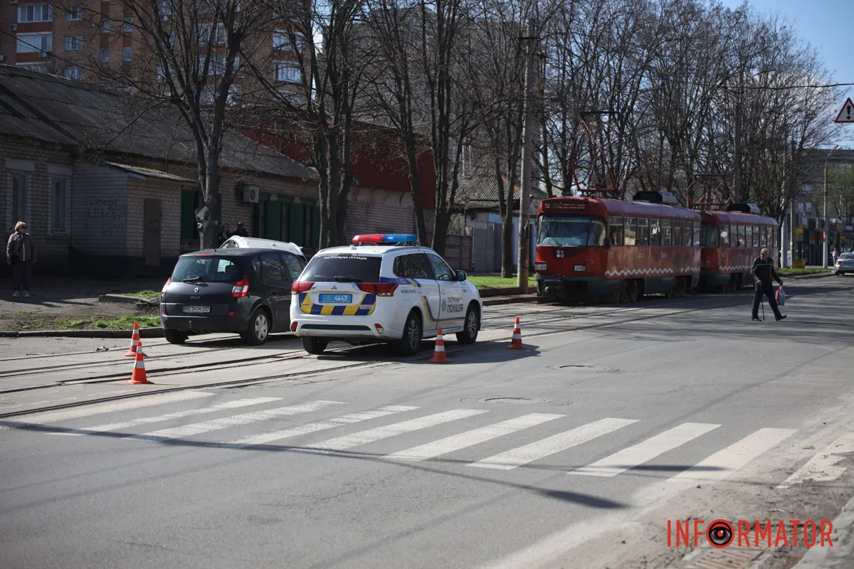 Зіткнулись дві автівки Renault Scenic та Audi У Дніпрі на Михайла Грушевського зіткнулись Renault та Audi: остання в'їхала у дерево 2