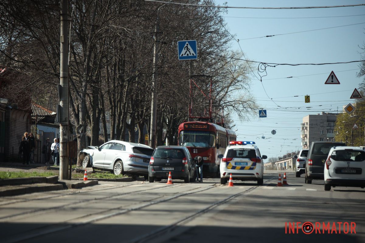 У вівторок, 7 квітня, на перехресті вулиць Михайла Драгоманова та Михайла Грушевського сталася ДТП У Дніпрі на Михайла Грушевського зіткнулись Renault та Audi: остання в'їхала у дерево 1