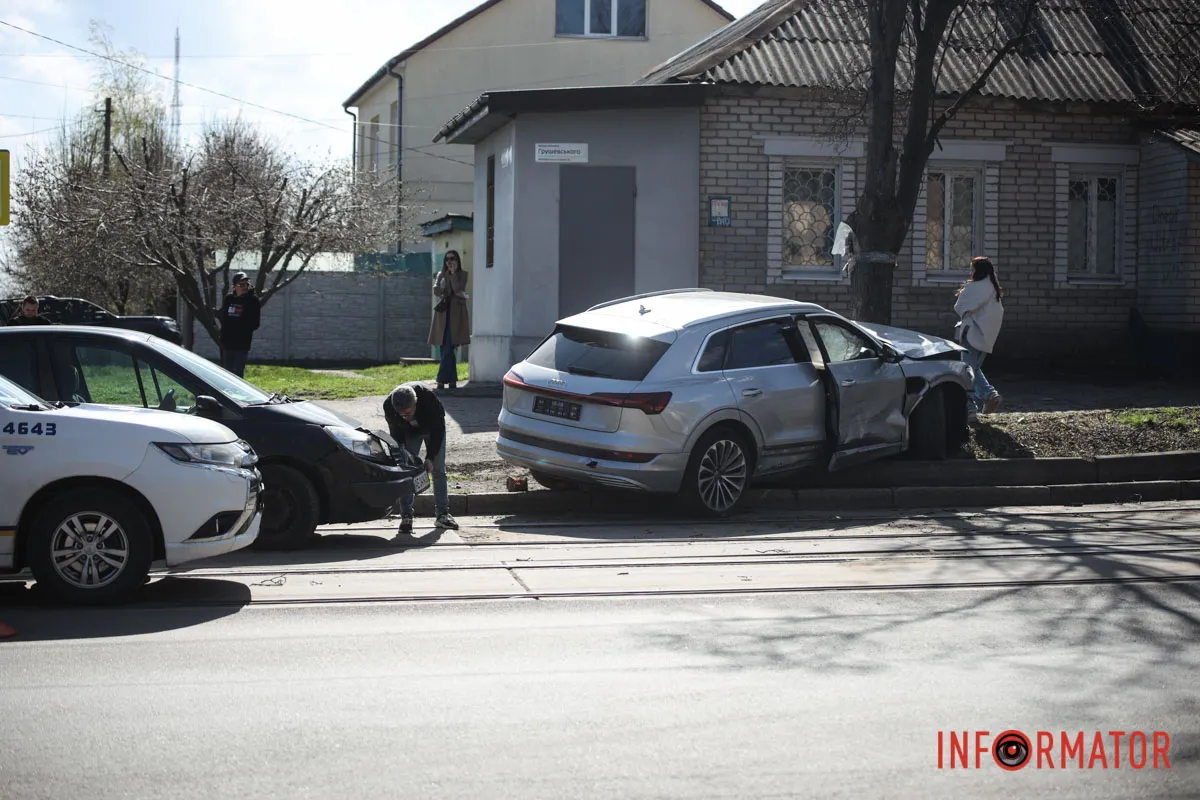 Попередньо, обійшлося без постраждалих У Дніпрі на Михайла Грушевського зіткнулись Renault та Audi: остання в'їхала у дерево 3