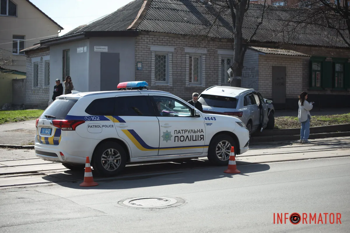 Про це повідомляє Інформатор із місця події У Дніпрі на Михайла Грушевського зіткнулись Renault та Audi: остання в'їхала у дерево 4