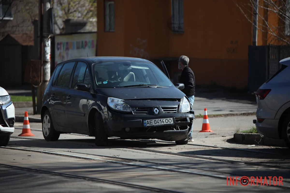 За попередньою інформацією, Renault їхав зі сторони Святослава Хороброго по Михайла Грушевського У Дніпрі на Михайла Грушевського зіткнулись Renault та Audi: остання в'їхала у дерево 5