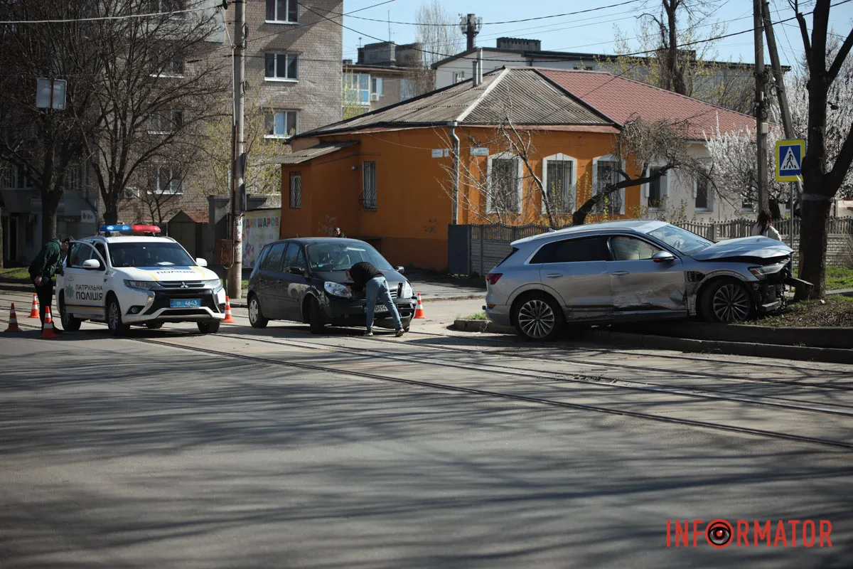 Всі обставини ДТП встановлюватимуть правоохоронці У Дніпрі на Михайла Грушевського зіткнулись Renault та Audi: остання в'їхала у дерево 10