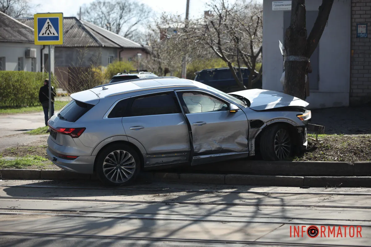 І далі Audi в'їхала у дерево У Дніпрі на Михайла Грушевського зіткнулись Renault та Audi: остання в'їхала у дерево 9