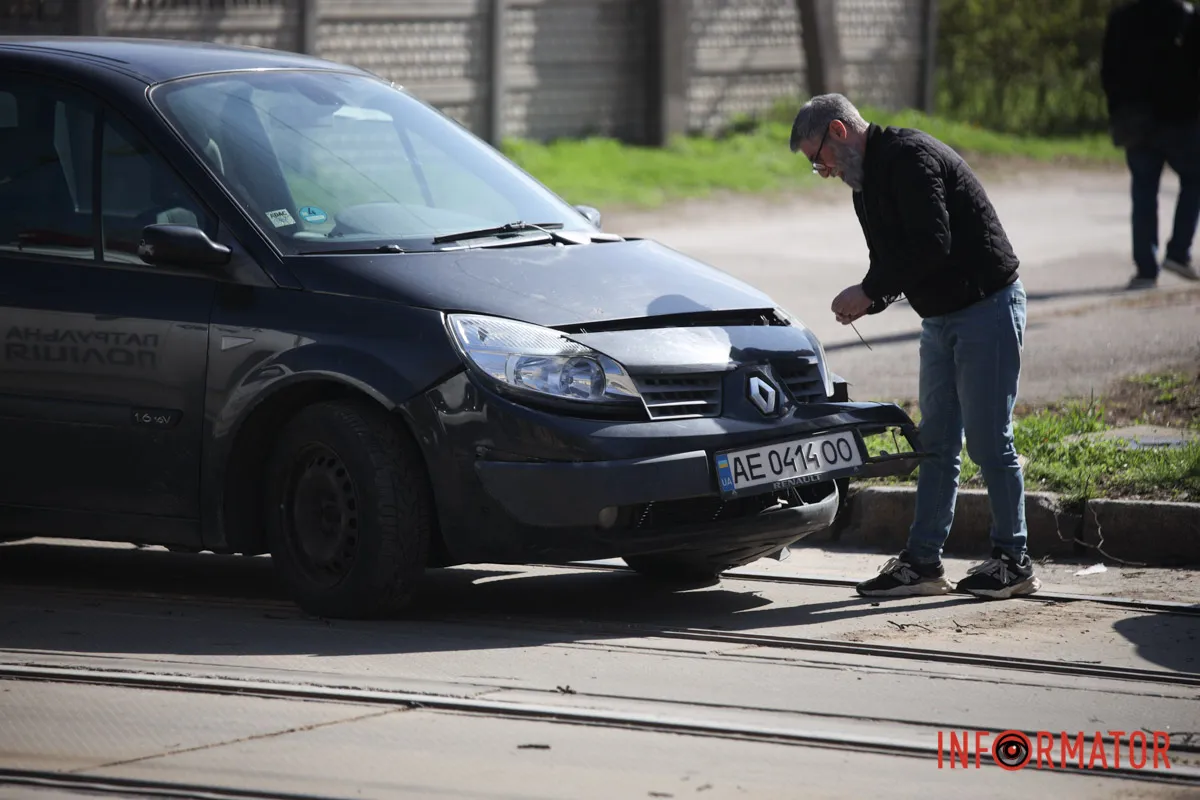 Удар прийшовся на ліву частину автівки У Дніпрі на Михайла Грушевського зіткнулись Renault та Audi: остання в'їхала у дерево 8