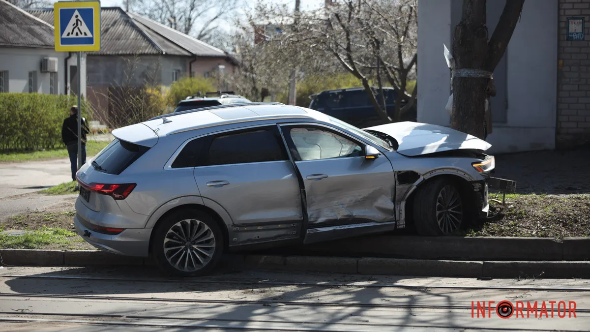 У цей момент зі сторони Святослава Хороброго їхала Audi та зачепила Renault У Дніпрі на Михайла Грушевського зіткнулись Renault та Audi: остання в'їхала у дерево 7