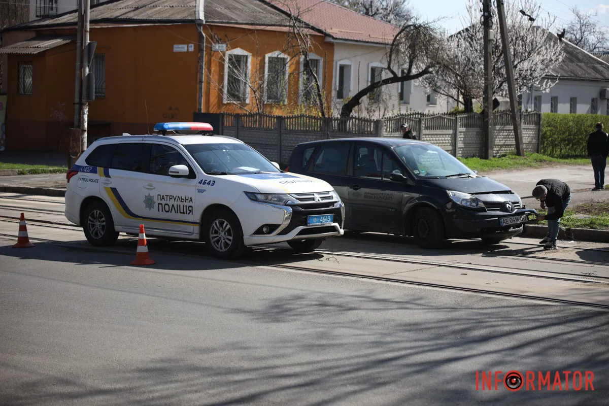 І на перехресті почав виконувати поворот у напрямку Михайла Драгоманова, 15 У Дніпрі на Михайла Грушевського зіткнулись Renault та Audi: остання в'їхала у дерево 6