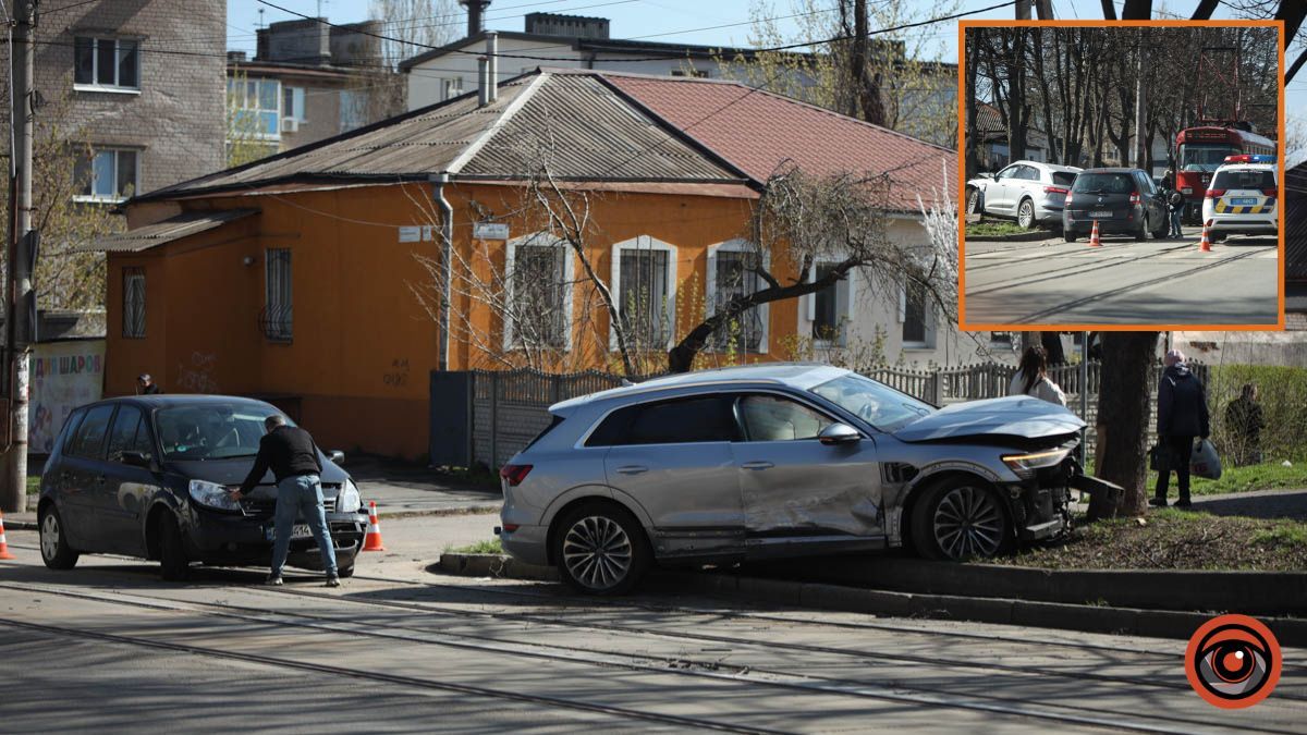 У Дніпрі на Михайла Грушевського зіткнулись Renault та Audi: остання в'їхала у дерево