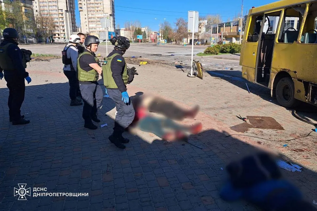 У лікарнях залишаються 7 поранених «Терор проти людей і життя»: Зеленський відреагував на удар FPV-дрона по автобусу у Нікополі, кількість загиблих зросла 4